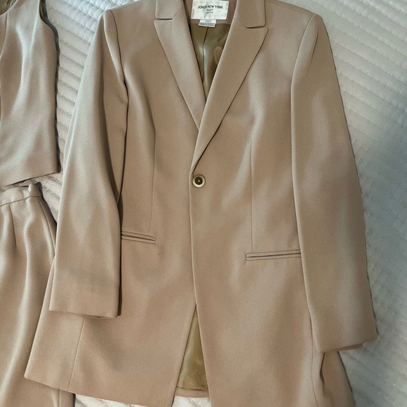 Beautiful brand new suit - Picture 7 of 7